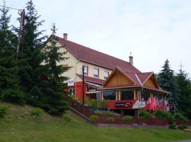 Szurdokpüspöki Fenyves Fogado酒店 外观 照片