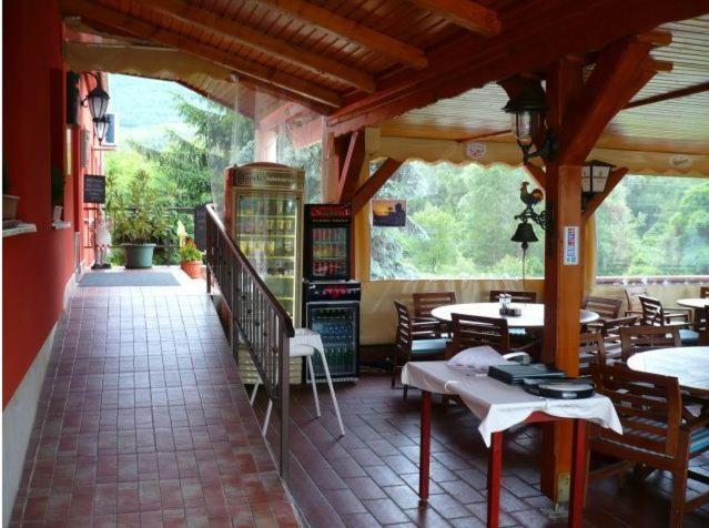 Szurdokpüspöki Fenyves Fogado酒店 外观 照片